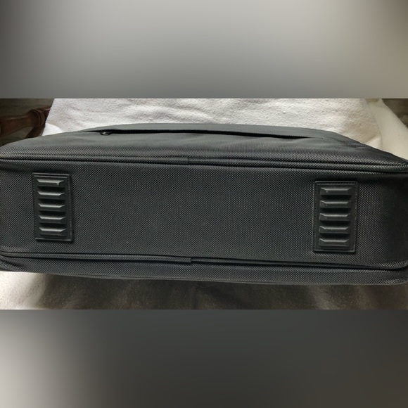 Kensington Black Laptop case. - Picture 10 of 10